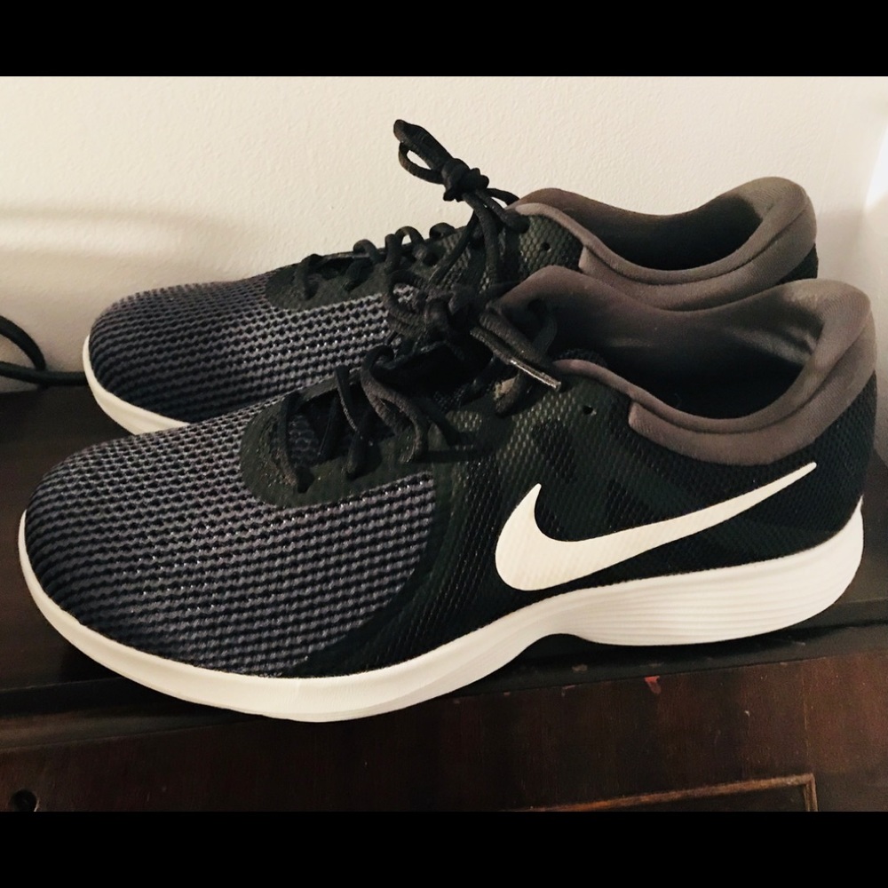BNIB men’s Nike 13 EE - Picture 2 of 3